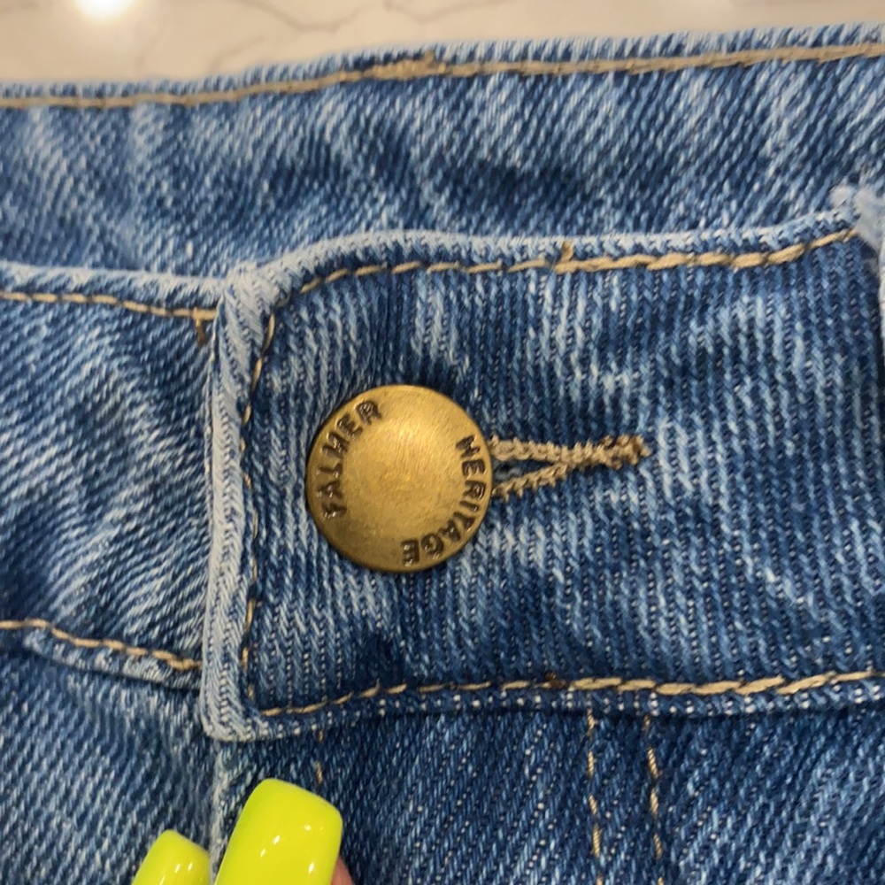NWOT NEVER WORN LIGHT RIPPED TRENDY JEAN SHORTS - Picture 3 of 6